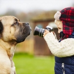 パパのまねする赤ちゃんがキュート！