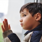 病院で不安がる子供、どう落ち着かせる？