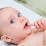 機能性重視で！ 新生児の服の選び方