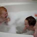 嫉妬感情に気をつけて！　年の近い兄弟の育て方