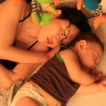 夜泣きのせいでママは不眠になりがち！対応策ベスト３